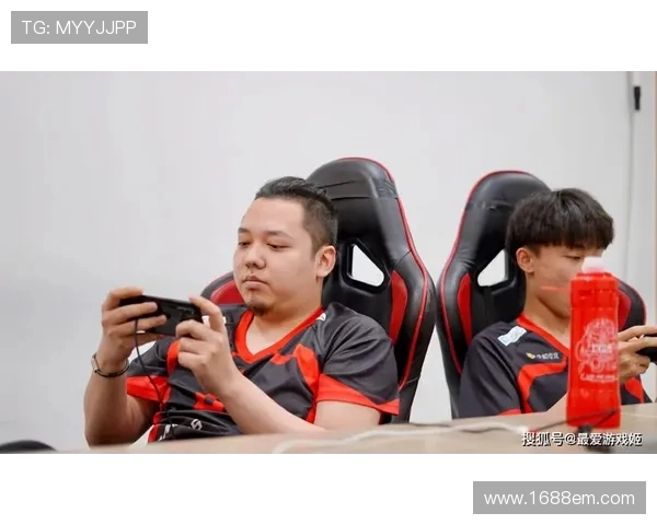 帅惟浩崇拜哈兰德训练空闲时热衷与队友畅玩王者荣耀